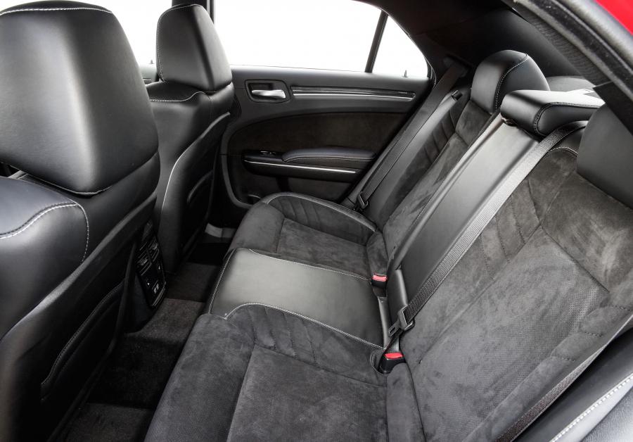 Интерьер Chrysler 300 SRT (LX2) 2015 года  (AU) (фото 15 из 31)